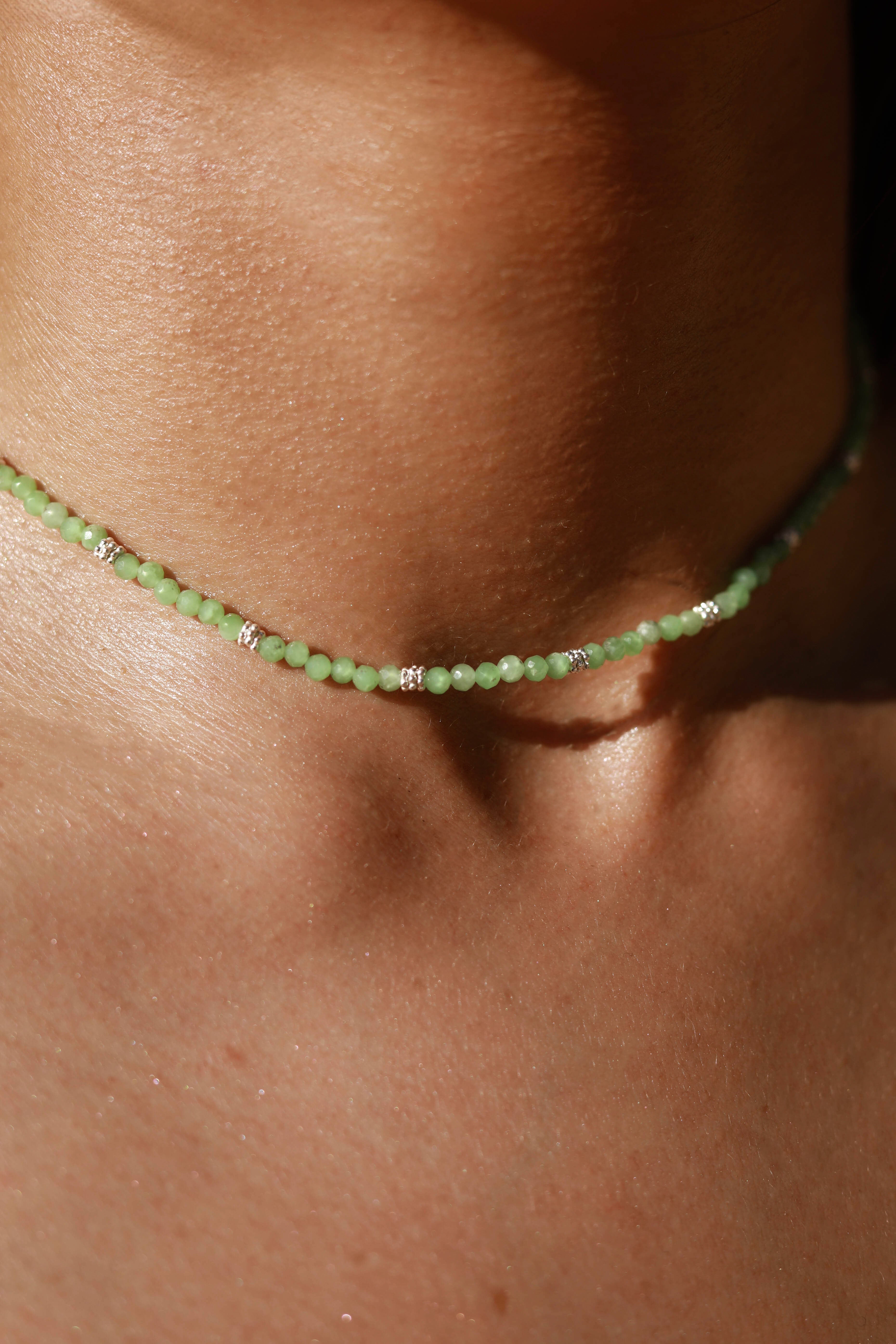 Collier petites pierres à facettes