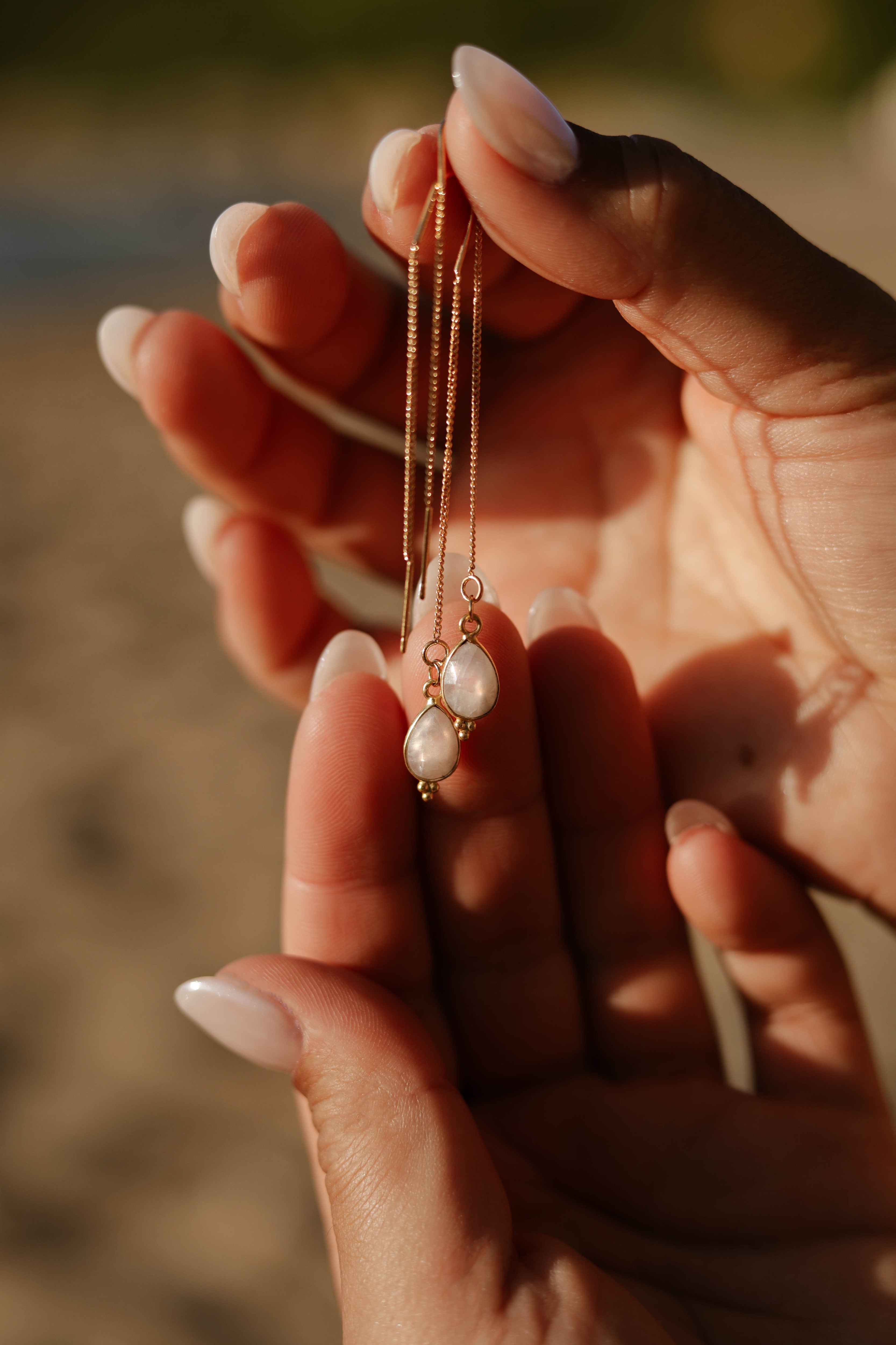 Boucles d’oreilles chaîne pendante avec pendentif goutte en pierre fine