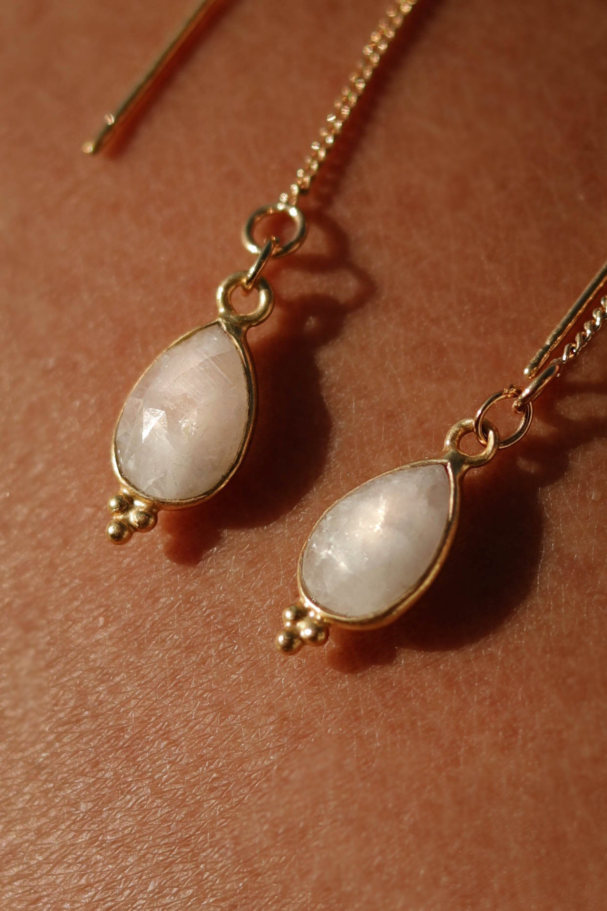 Boucles d’oreilles chaîne pendante avec pendentif goutte en pierre fine