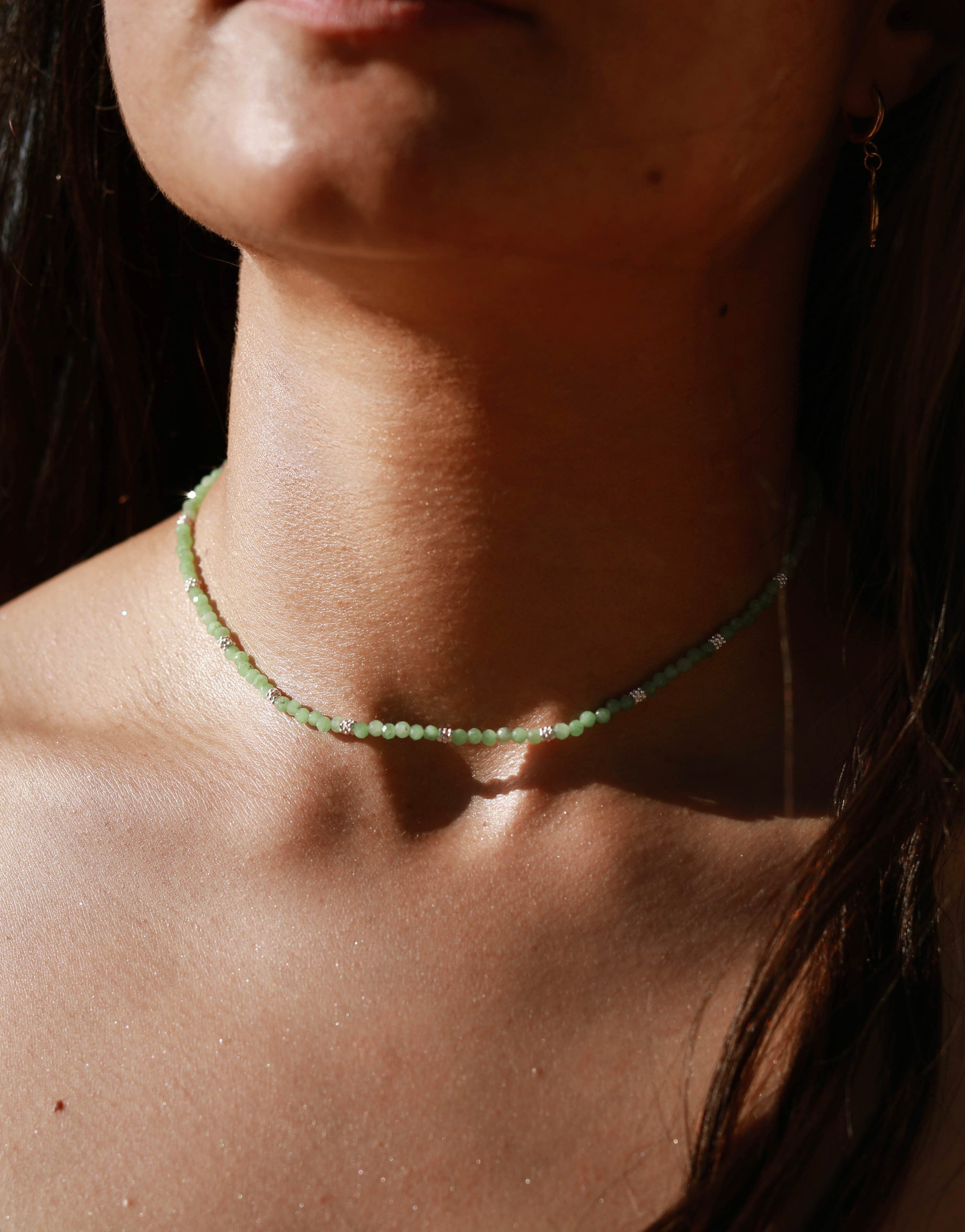 Collier petites pierres à facettes