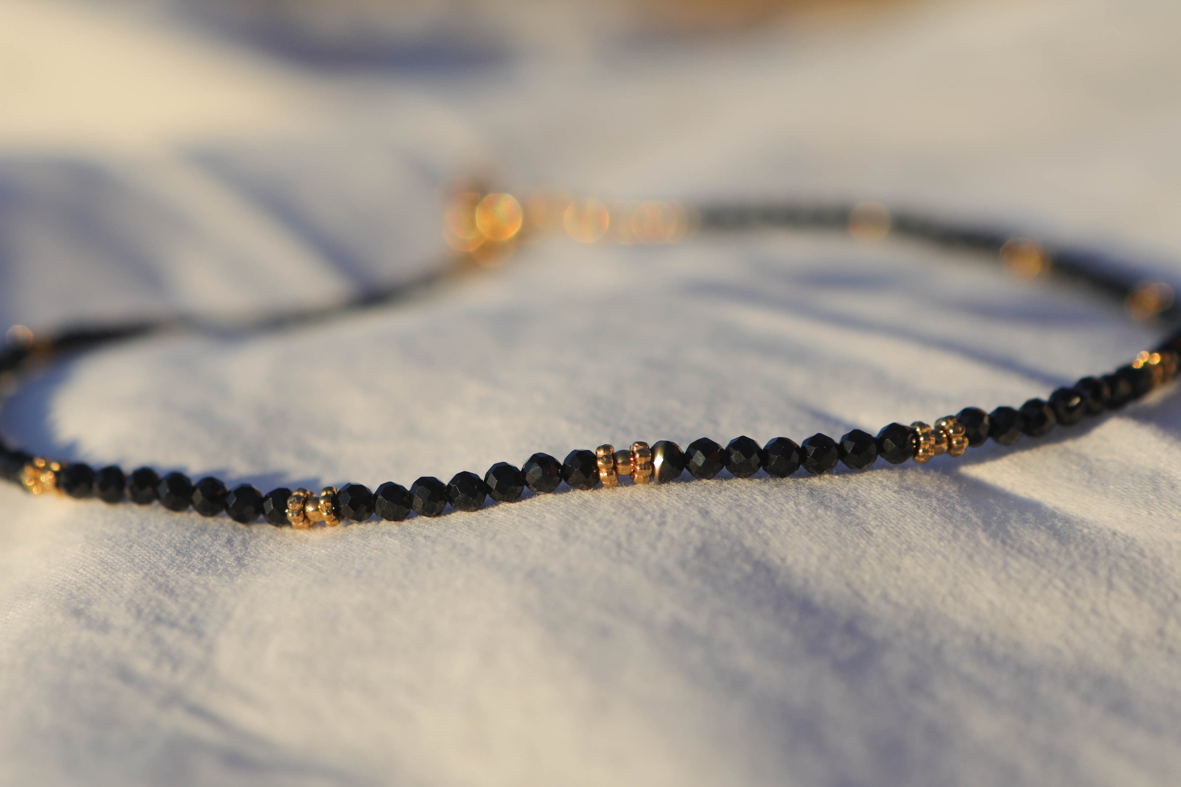 Collier petites pierres à facettes