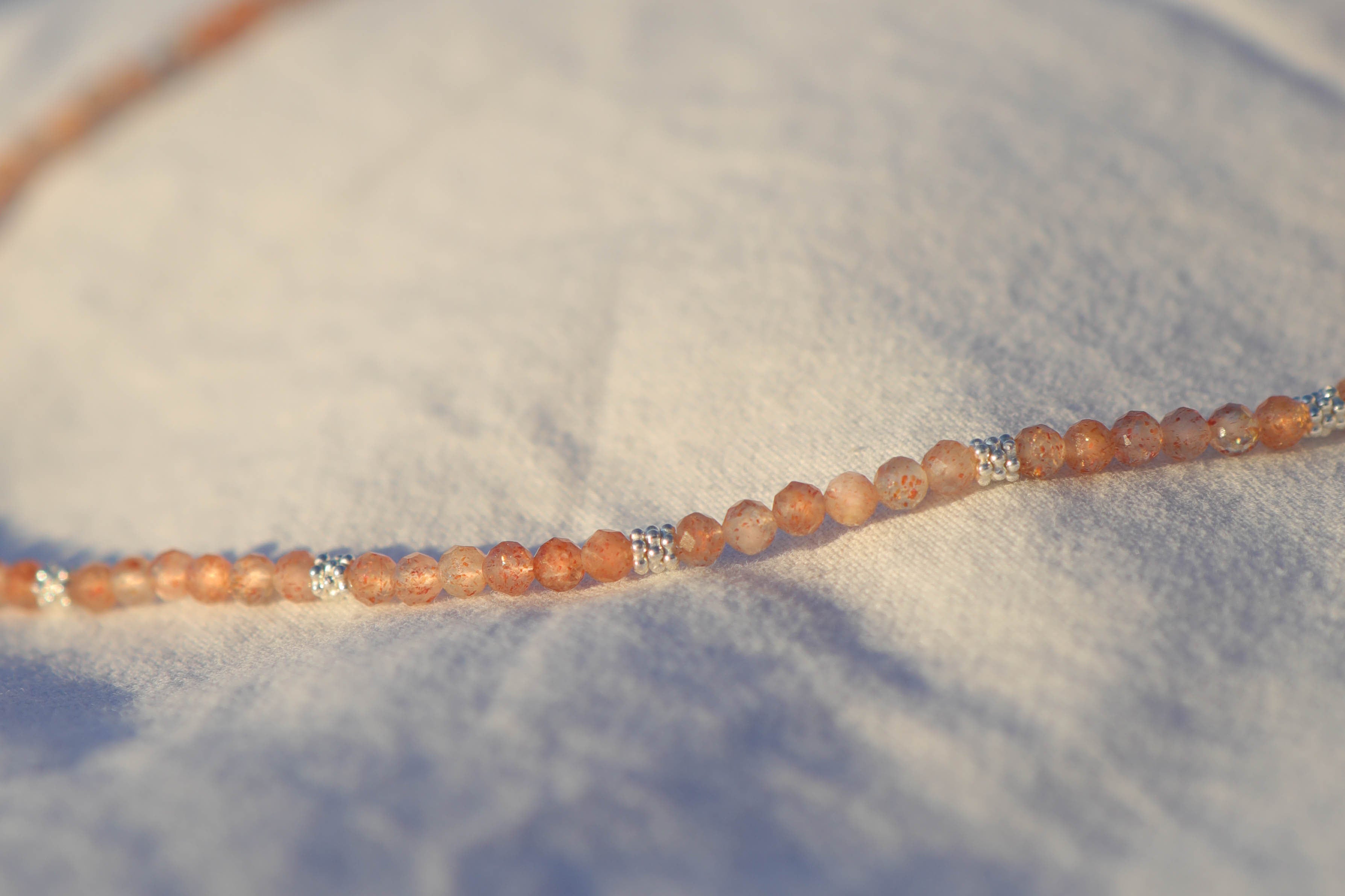 Collier petites pierres à facettes