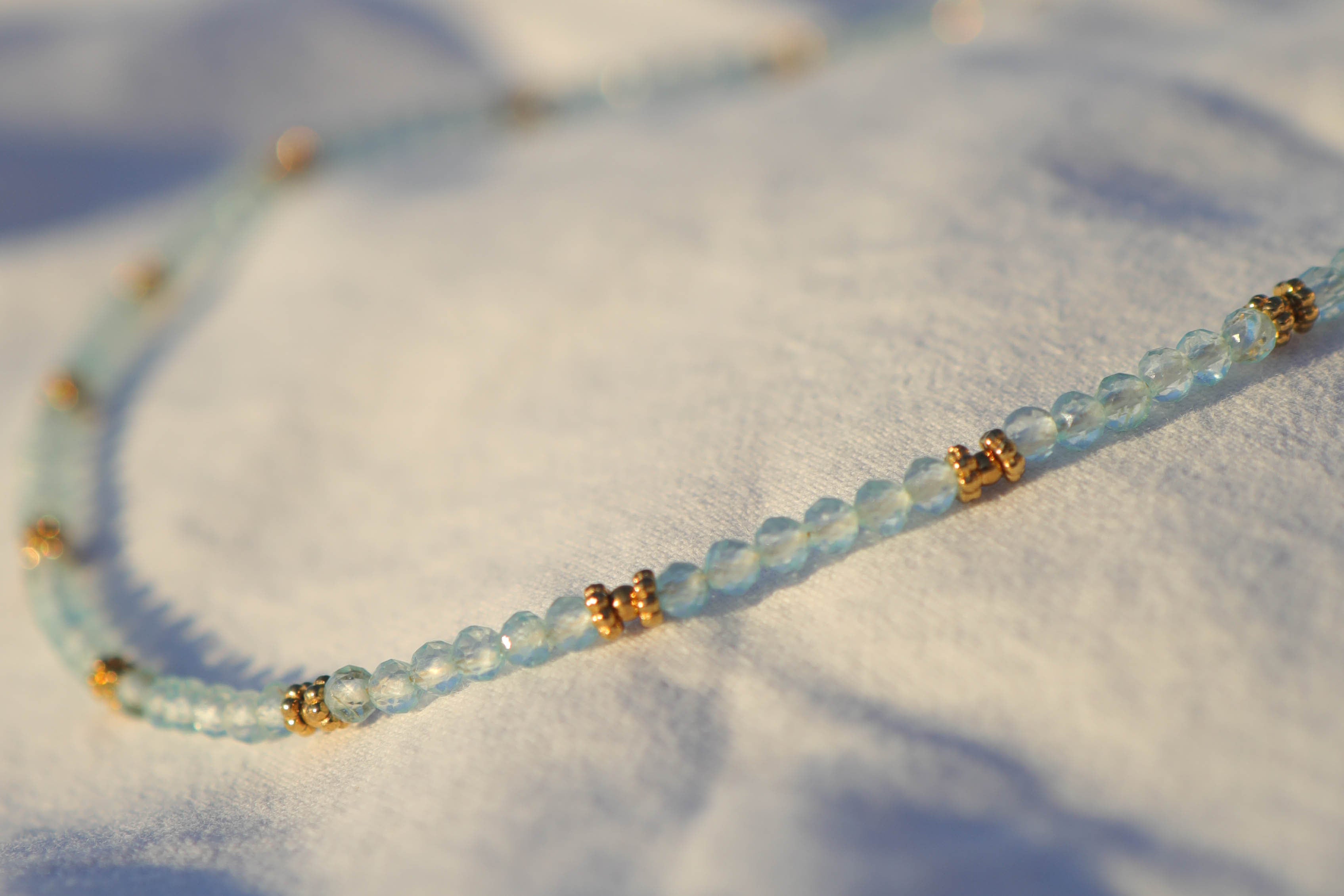 Collier petites pierres à facettes
