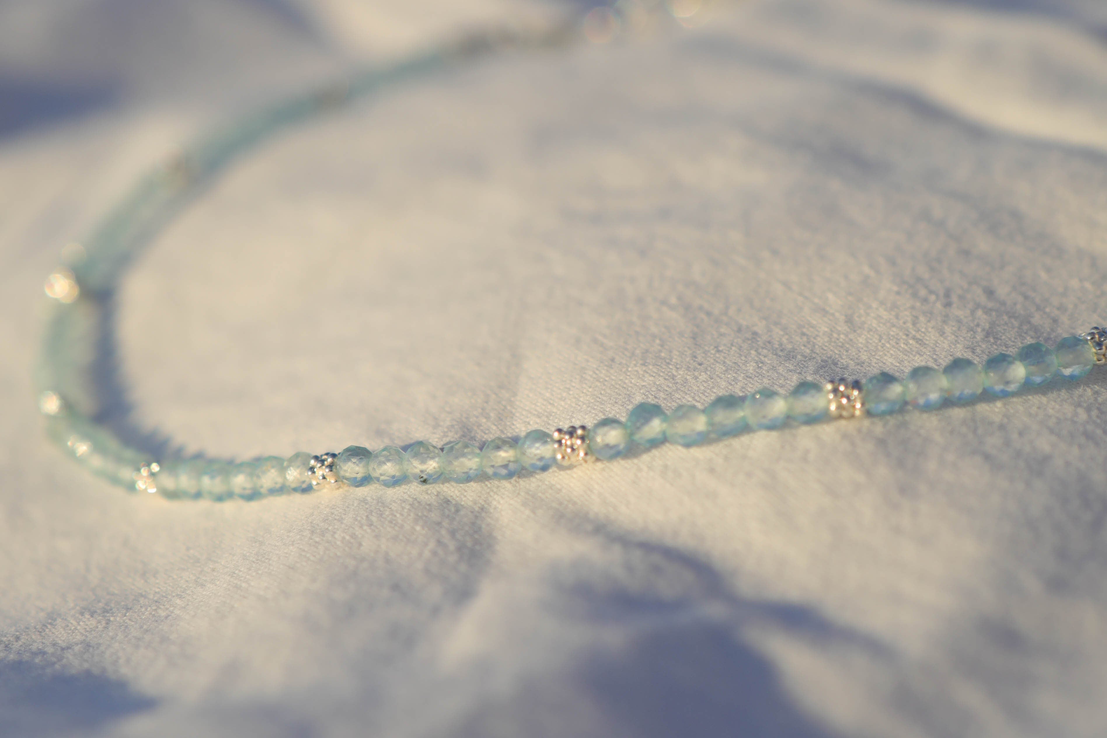 Collier petites pierres à facettes