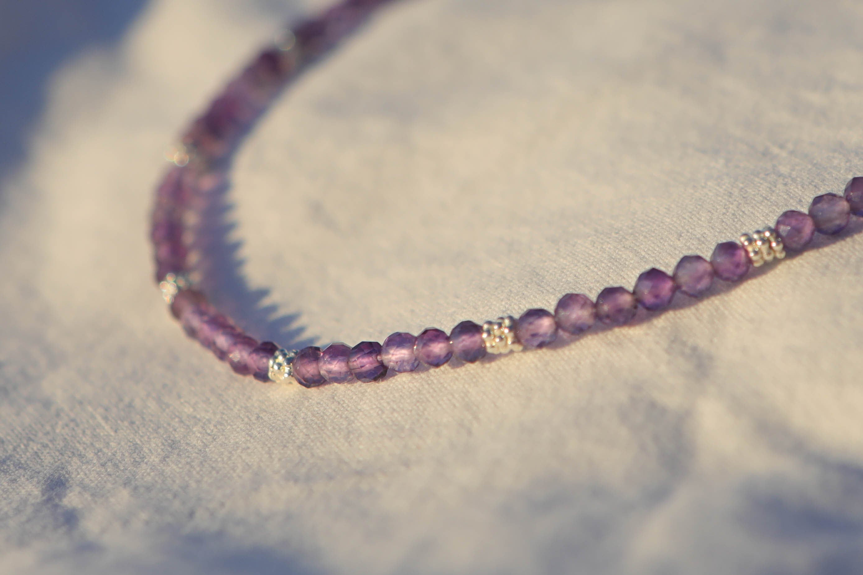 Collier petites pierres à facettes