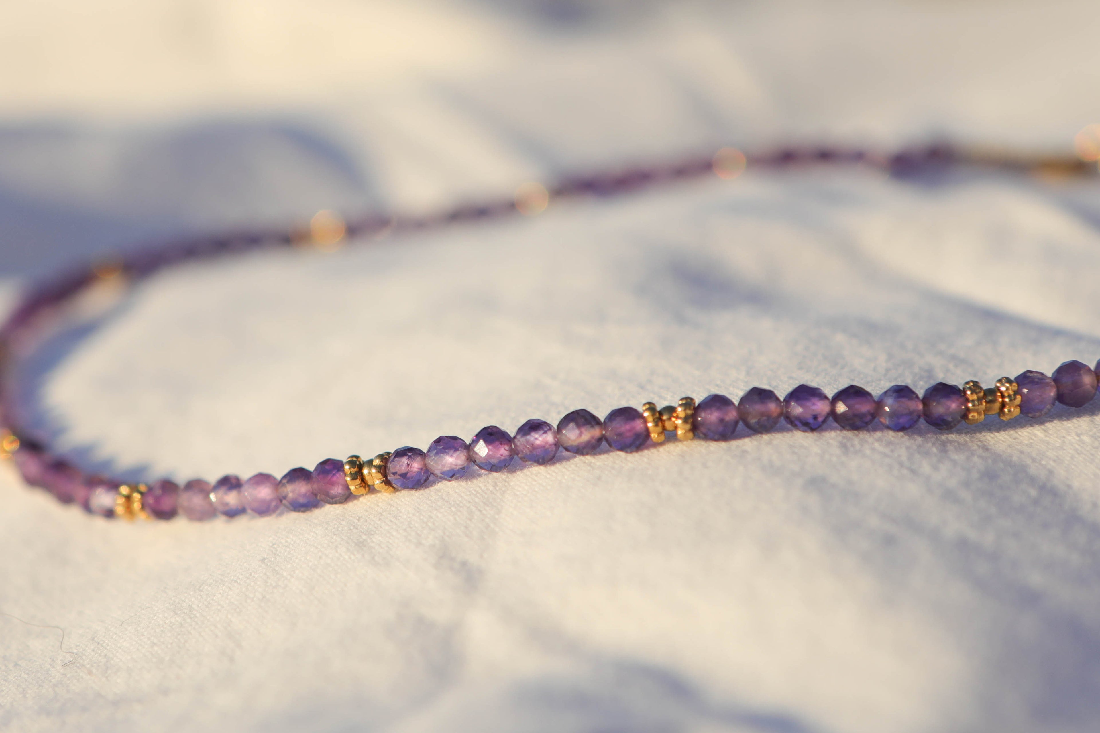 Collier petites pierres à facettes