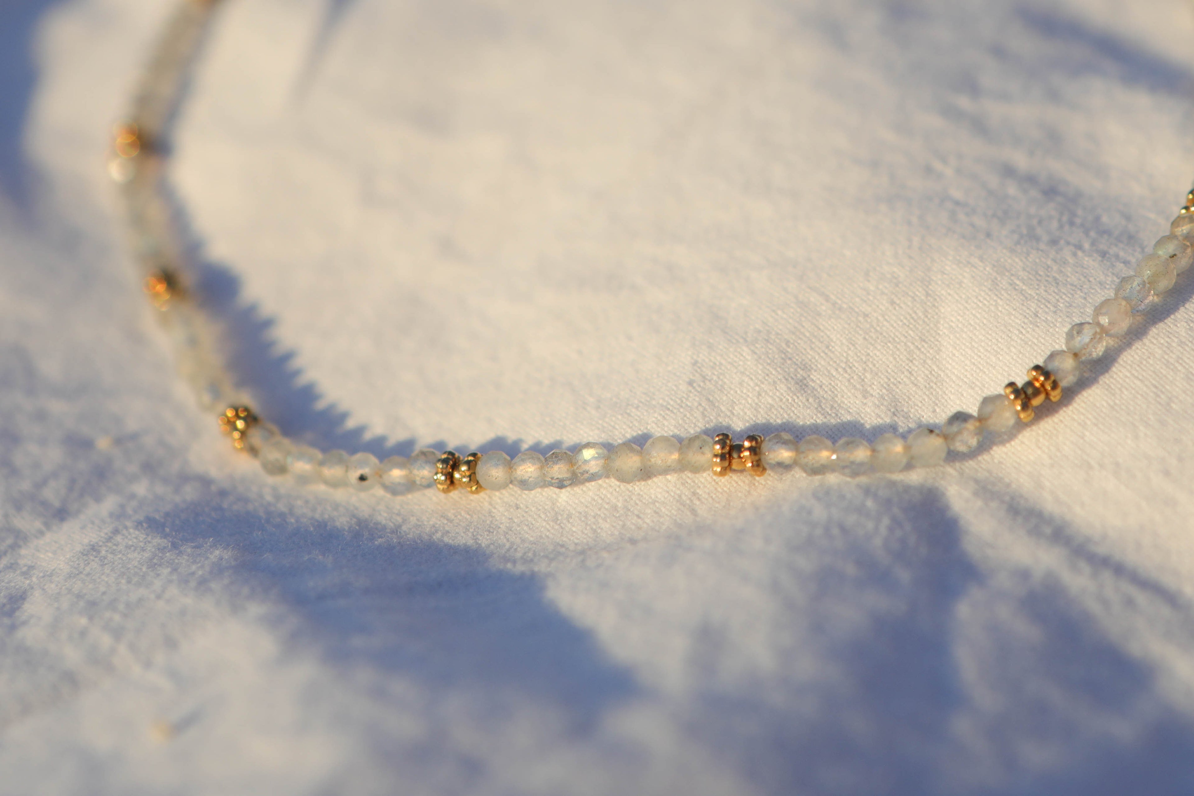 Collier petites pierres à facettes
