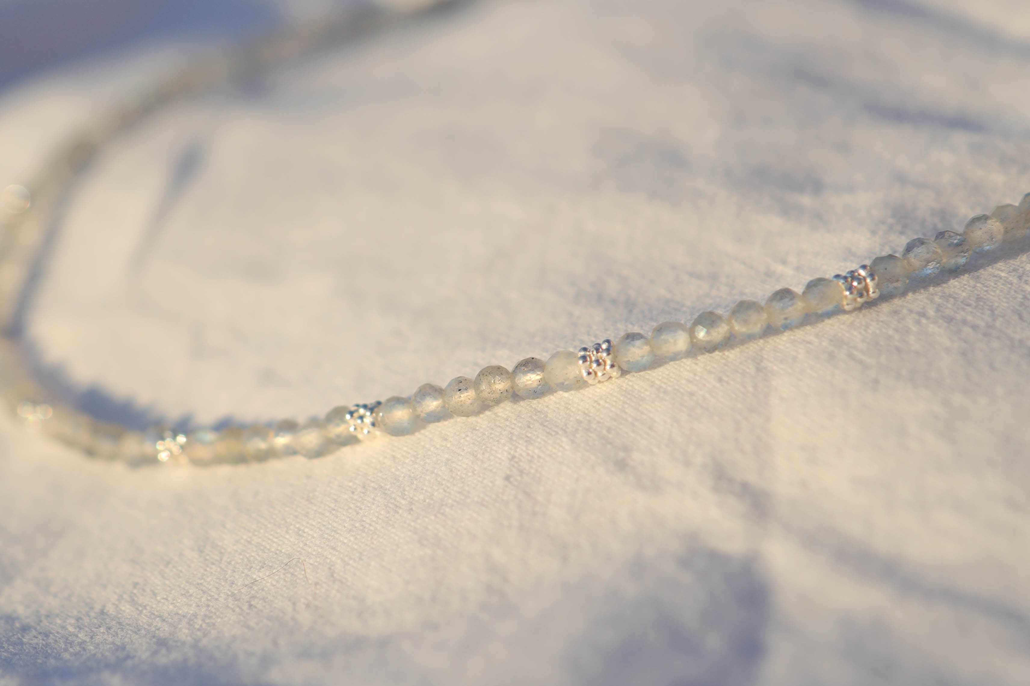 Collier petites pierres à facettes