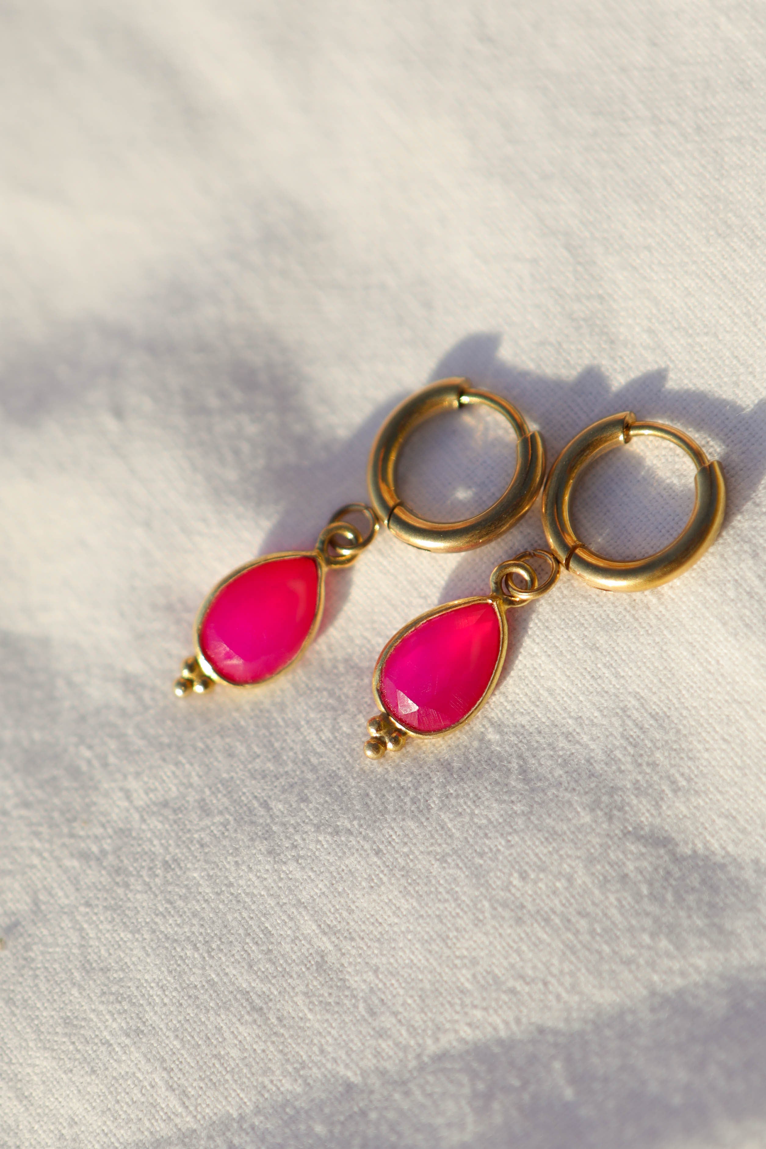 Boucles d’oreilles petites créoles avec pendentif goutte en pierre fine