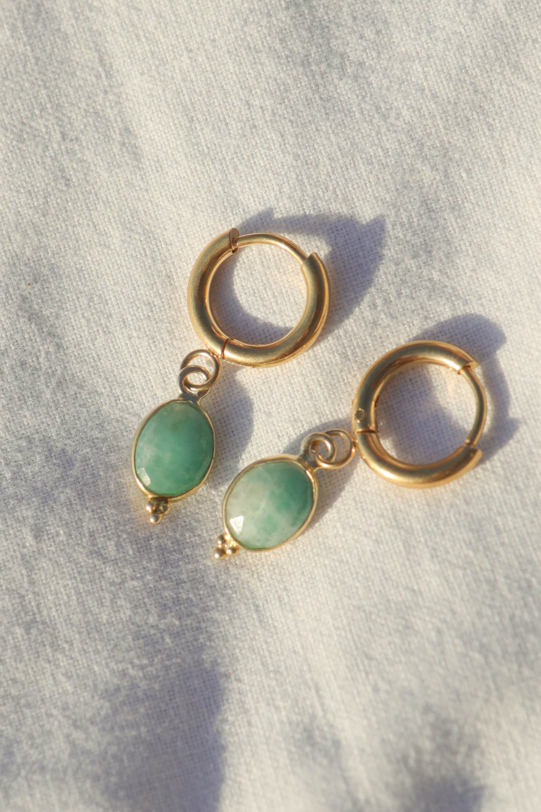 Boucles d’oreilles petites créoles avec pendentif goutte en pierre fine