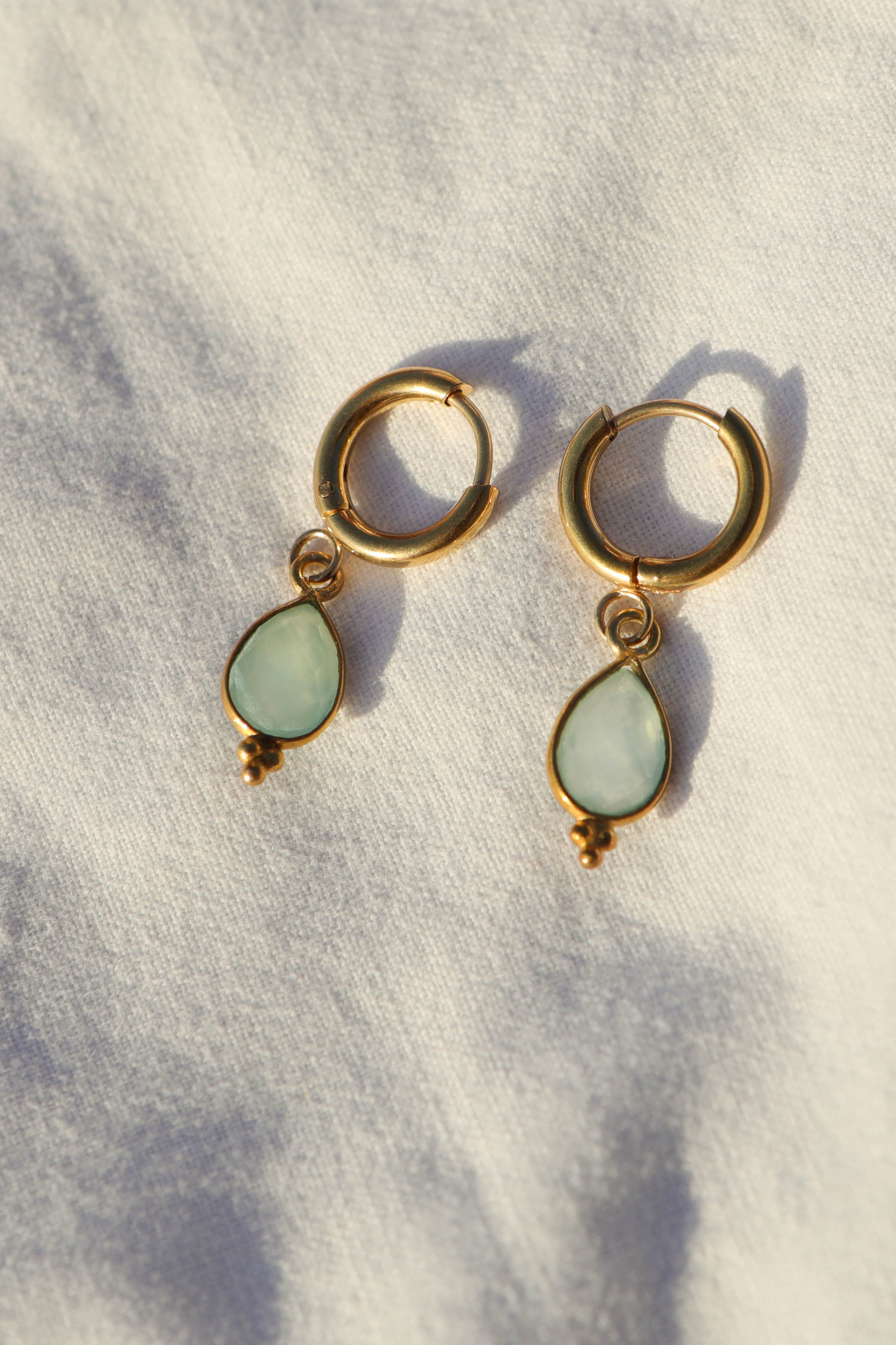 Boucles d’oreilles petites créoles avec pendentif goutte en pierre fine