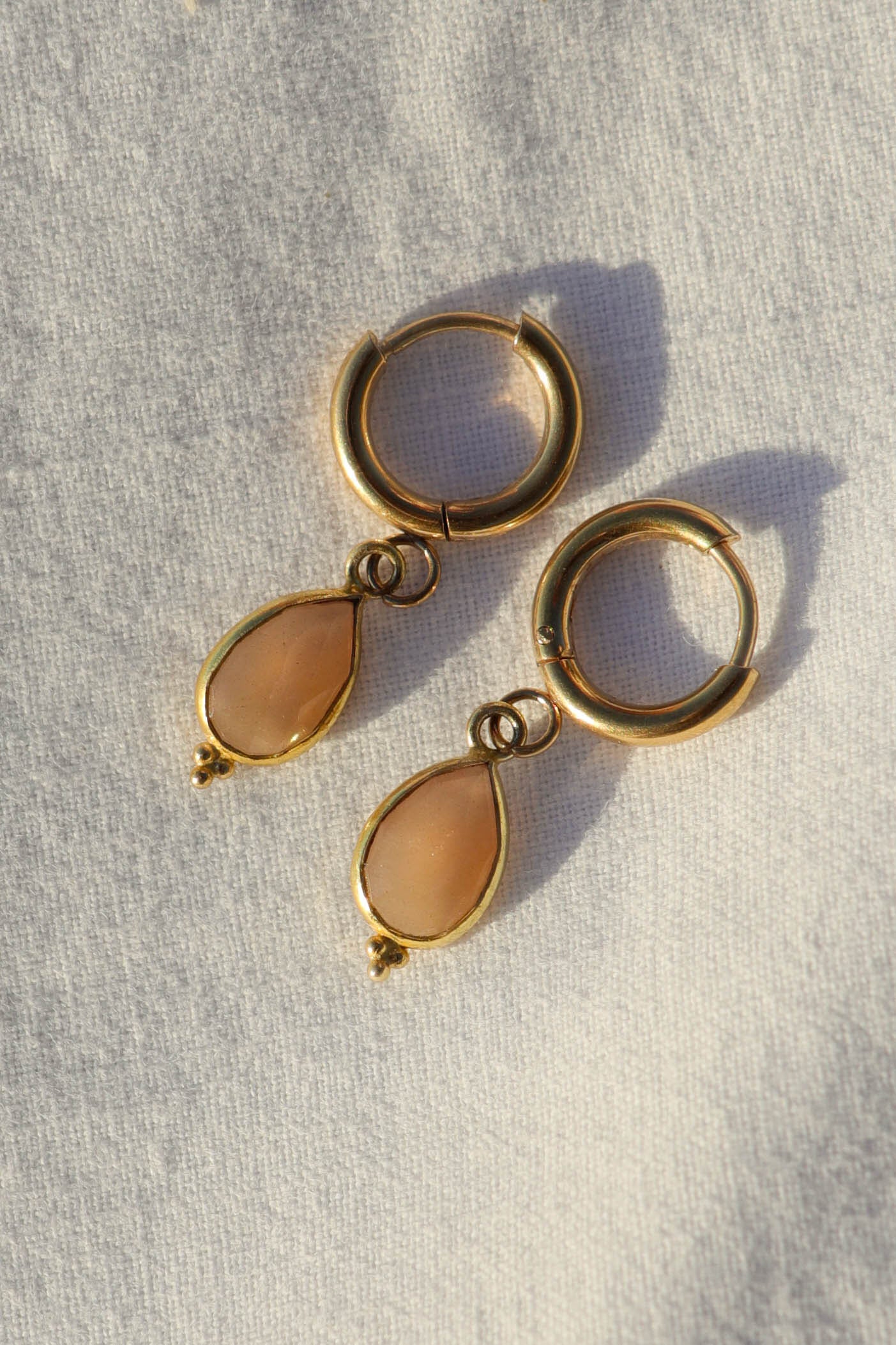 Boucles d’oreilles petites créoles avec pendentif goutte en pierre fine