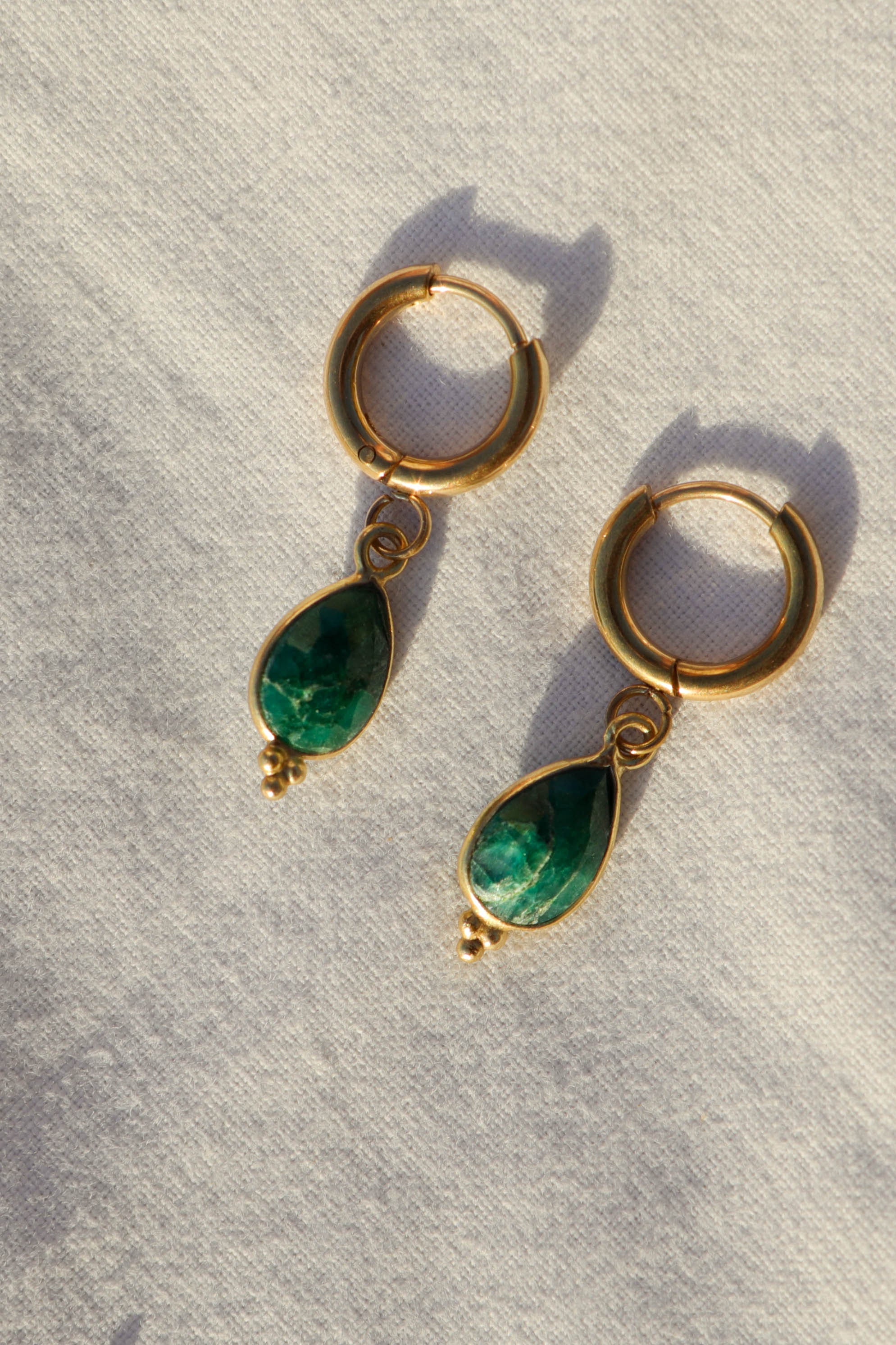 Boucles d’oreilles petites créoles avec pendentif goutte en pierre fine
