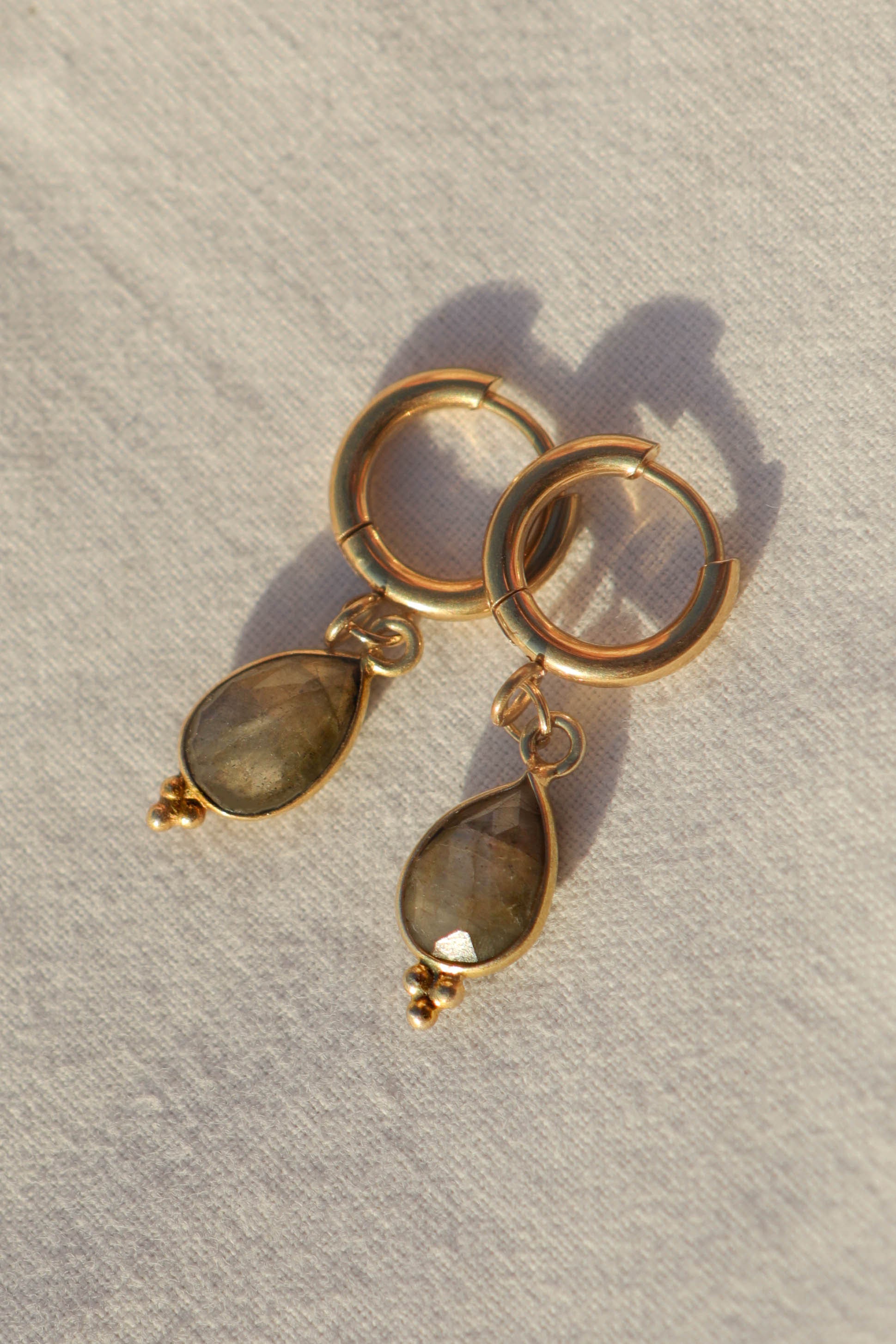 Boucles d’oreilles petites créoles avec pendentif goutte en pierre fine