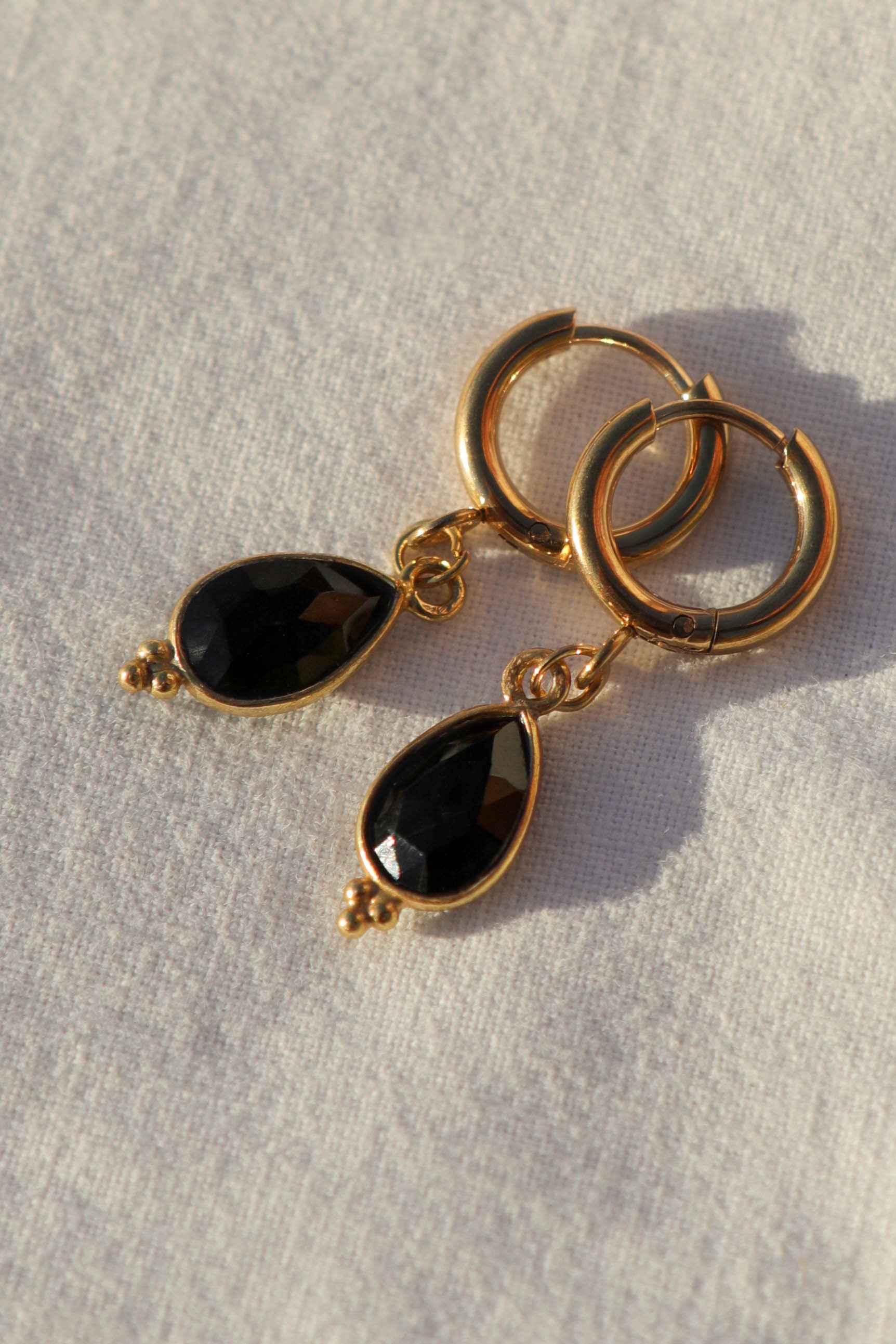 Boucles d’oreilles petites créoles avec pendentif goutte en pierre fine