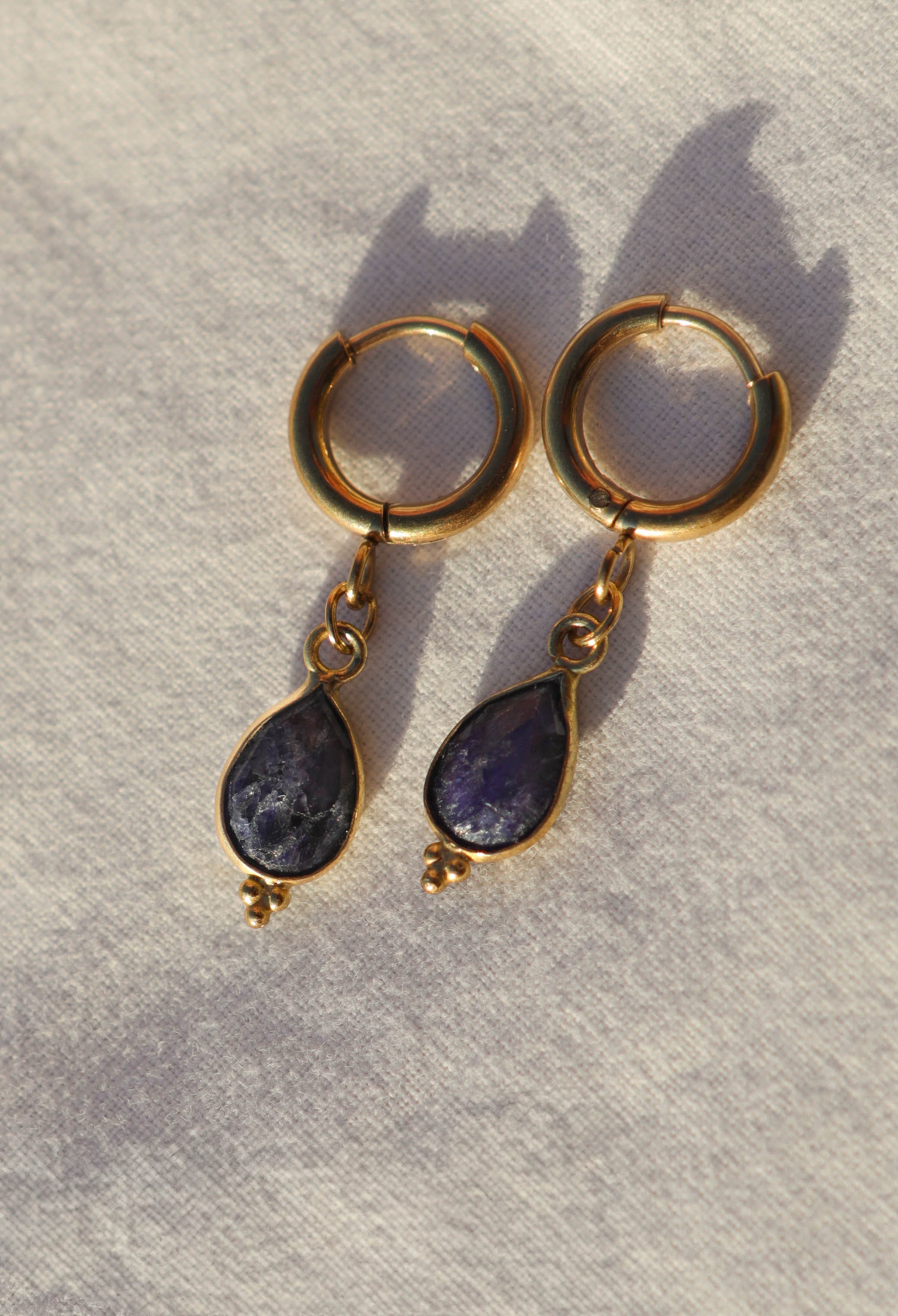 Boucles d’oreilles petites créoles avec pendentif goutte en pierre fine