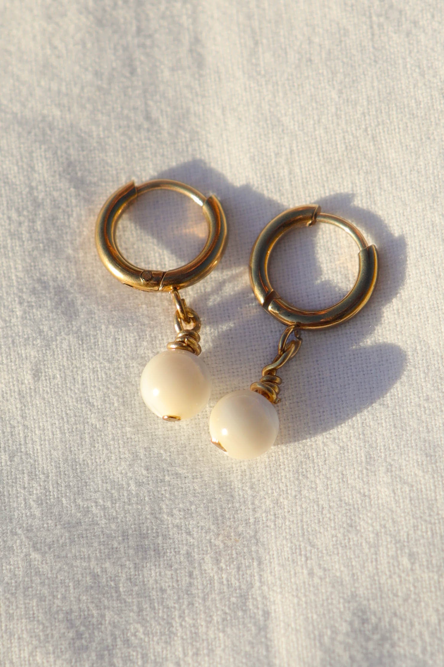 Boucles d’oreilles petites créoles avec pendentif goutte en pierre fine
