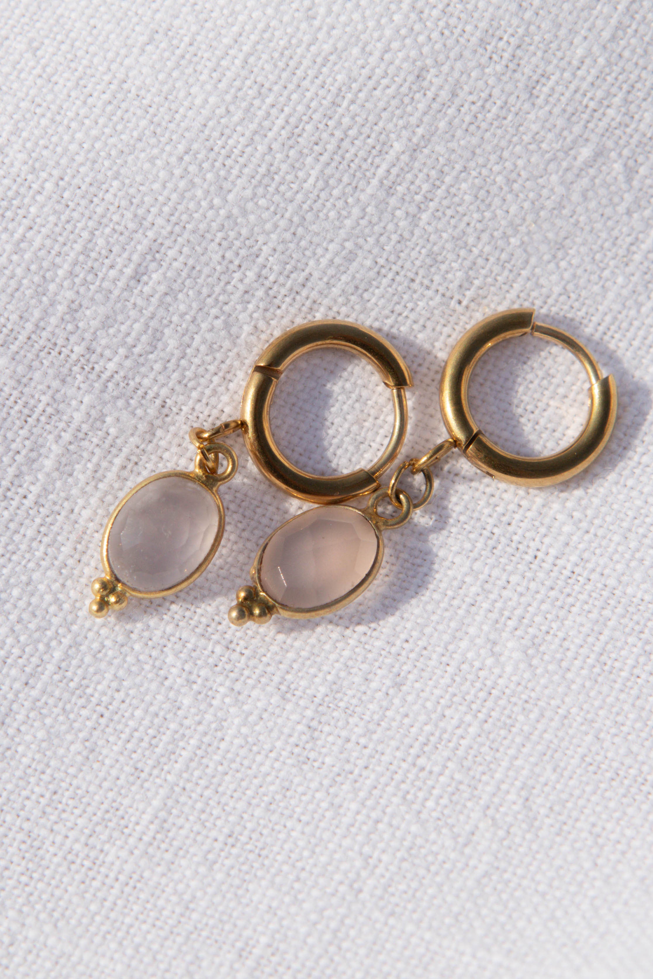 Boucles d’oreilles petites créoles avec pendentif goutte en pierre fine
