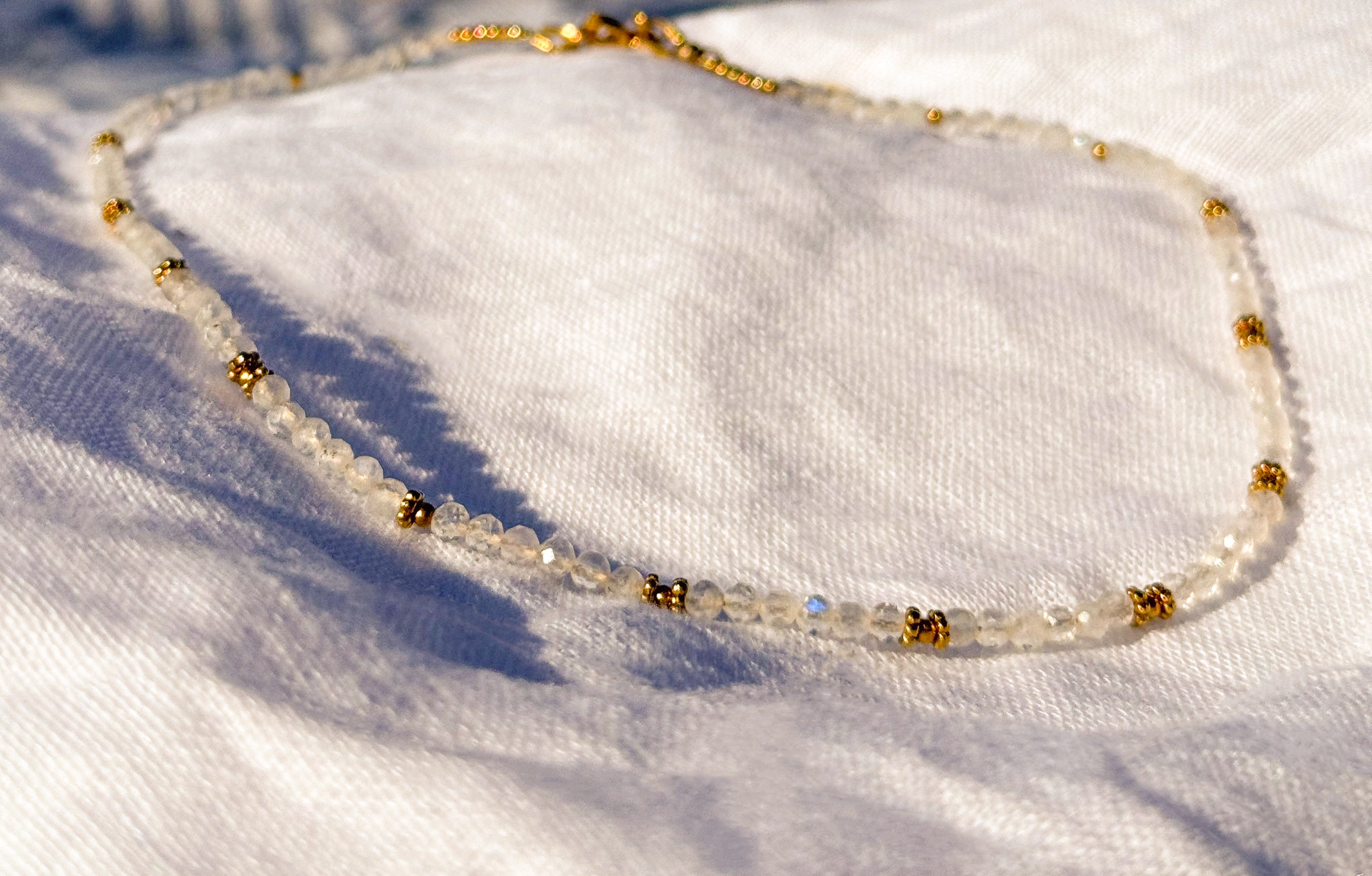 Collier petites pierres à facettes