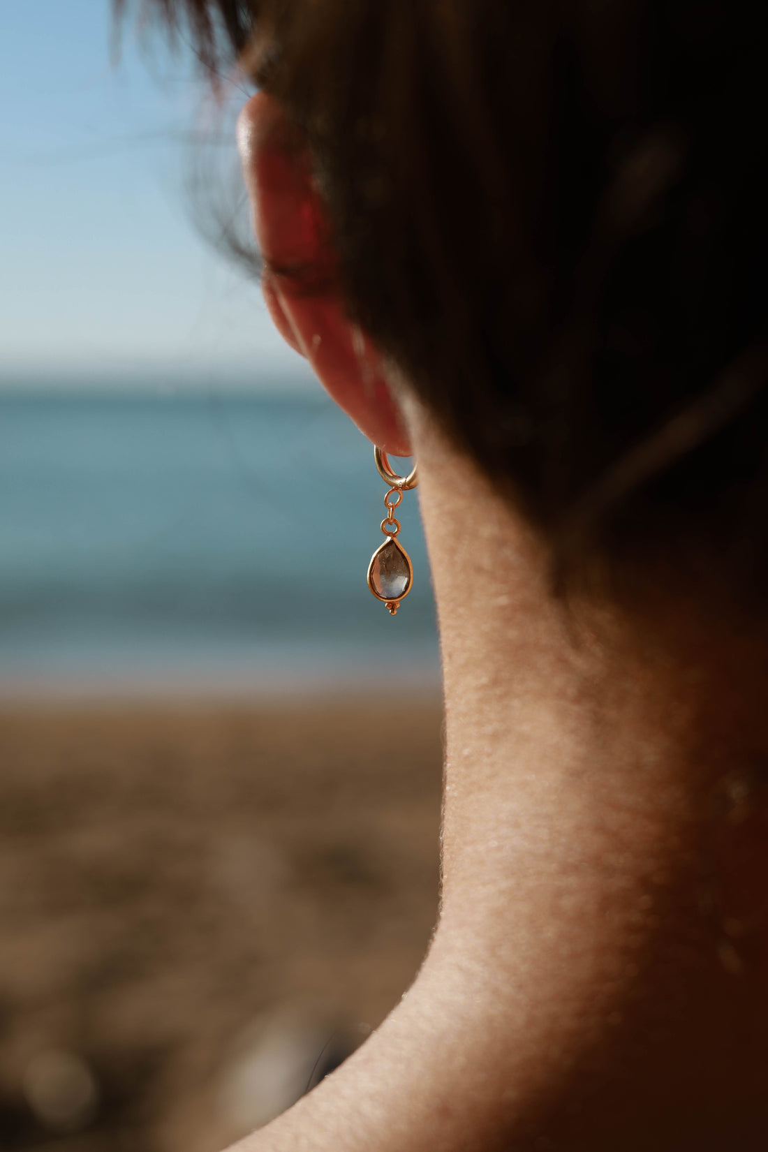 Boucles d’oreilles petites créoles avec pendentif goutte en pierre fine