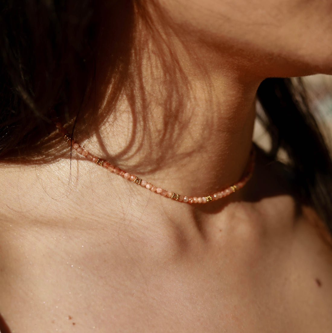 Collier petites pierres à facettes