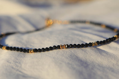 Collier petites pierres à facettes