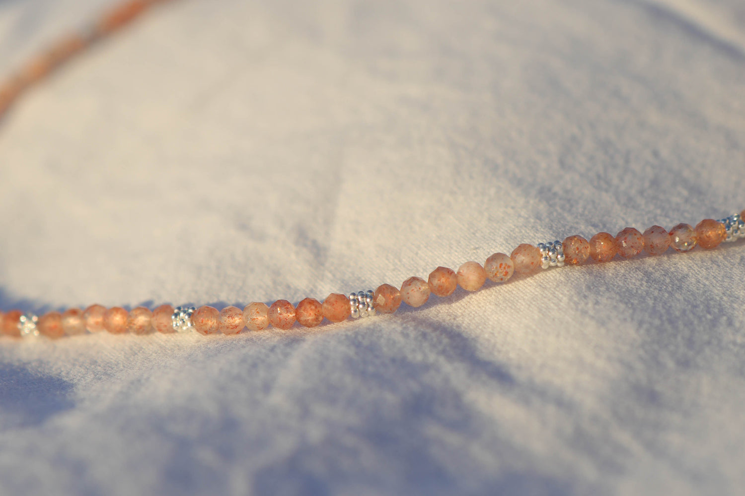 Collier petites pierres à facettes