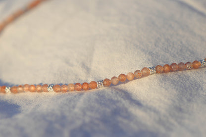 Collier petites pierres à facettes