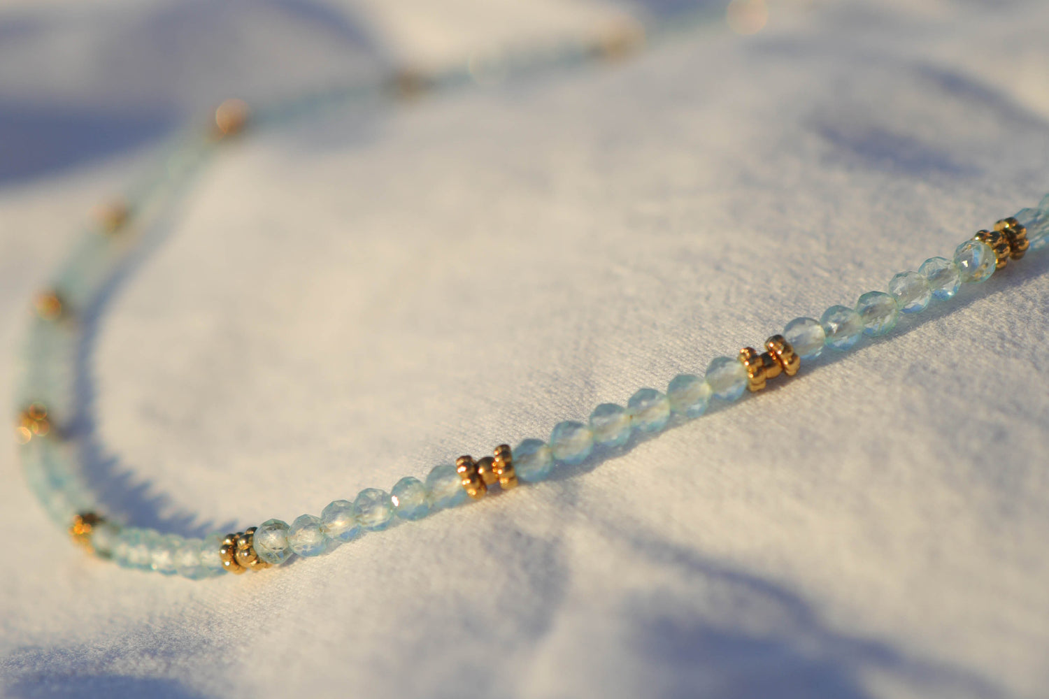 Collier petites pierres à facettes
