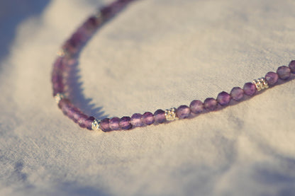 Collier petites pierres à facettes