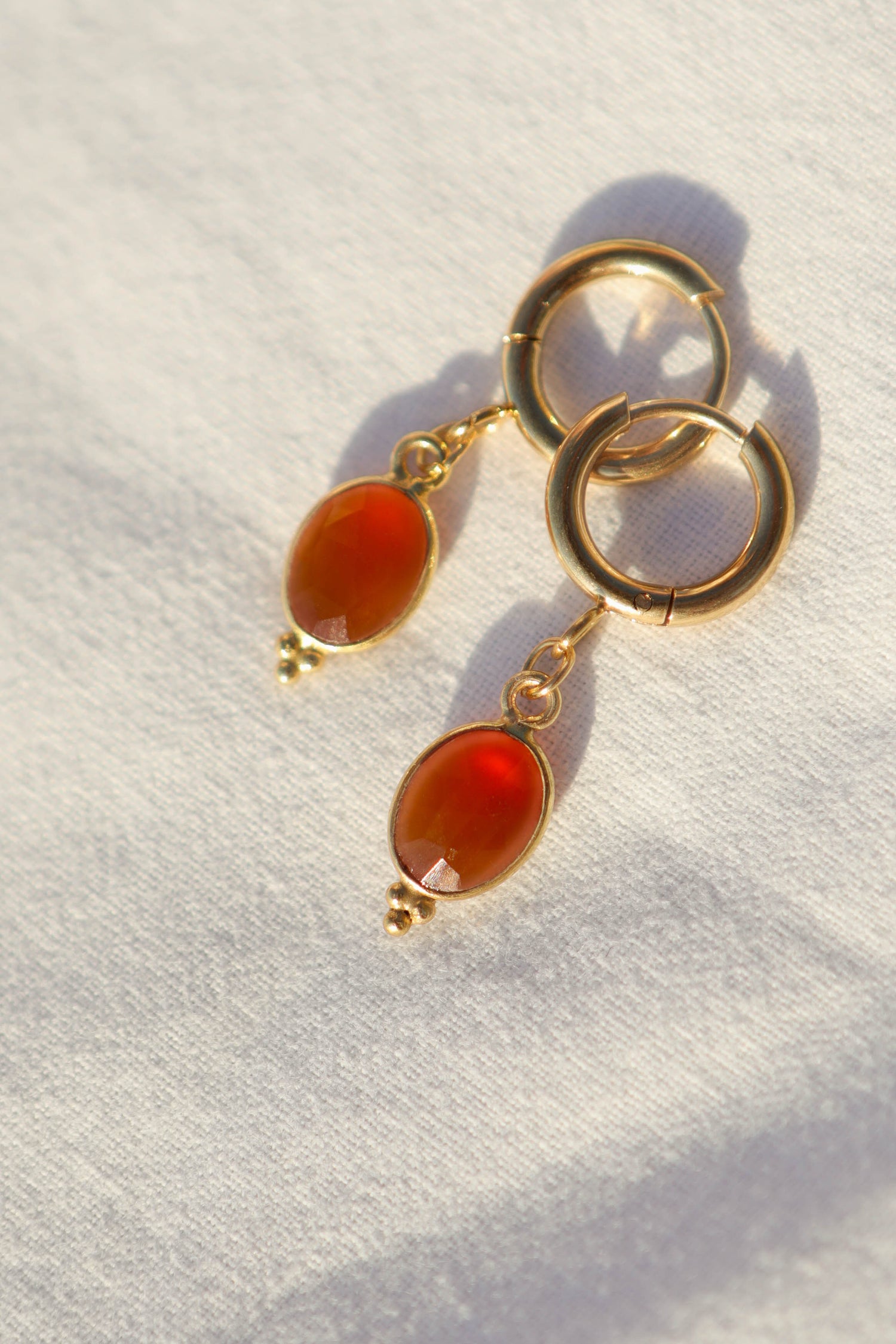 Boucles d’oreilles petites créoles avec pendentif goutte en pierre fine