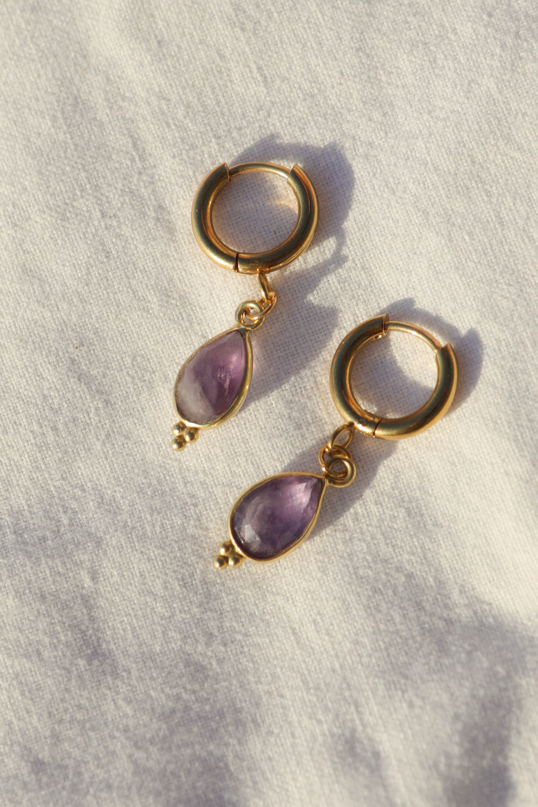 Boucles d’oreilles petites créoles avec pendentif goutte en pierre fine