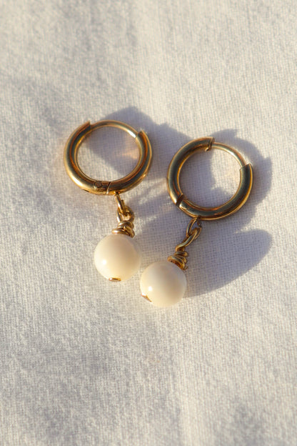 Boucles d’oreilles petites créoles avec pendentif goutte en pierre fine