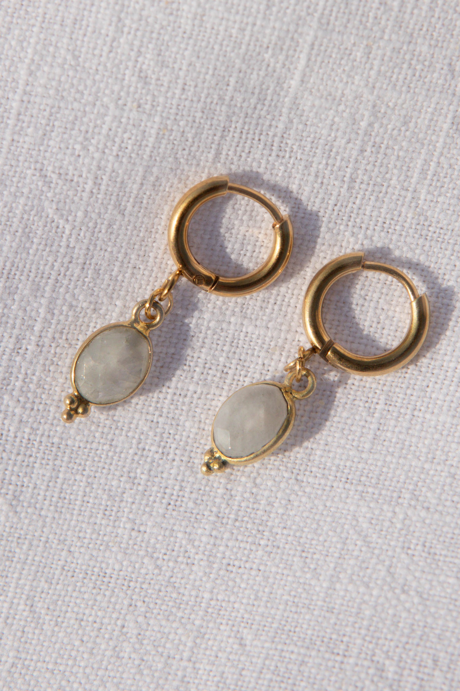 Boucles d’oreilles petites créoles avec pendentif goutte en pierre fine