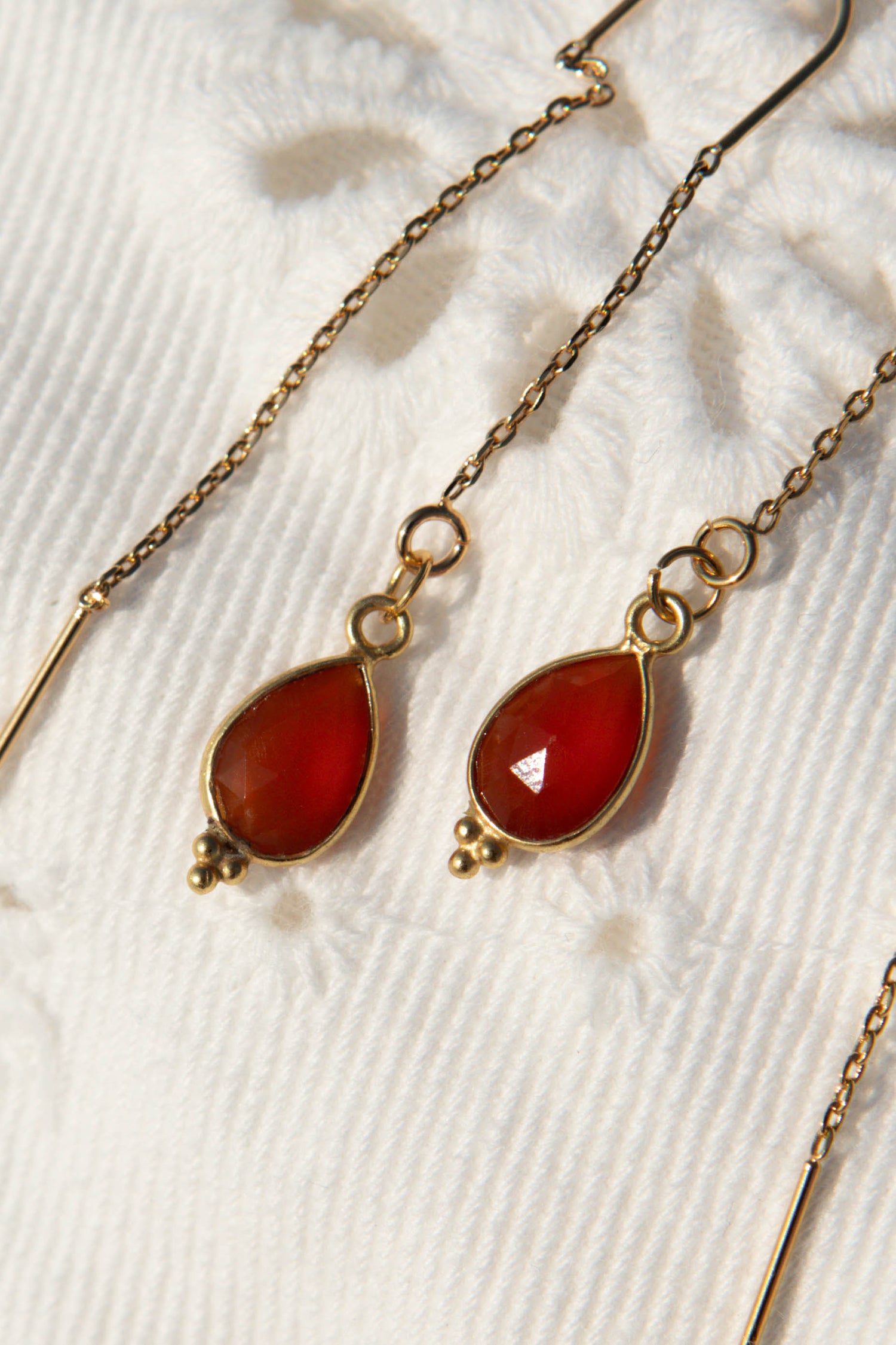 Boucles d’oreilles chaîne pendante avec pendentif goutte en pierre fine