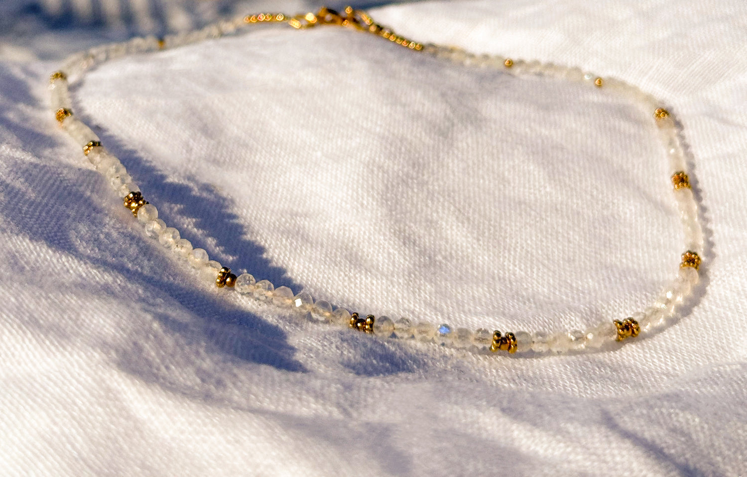Collier petites pierres à facettes