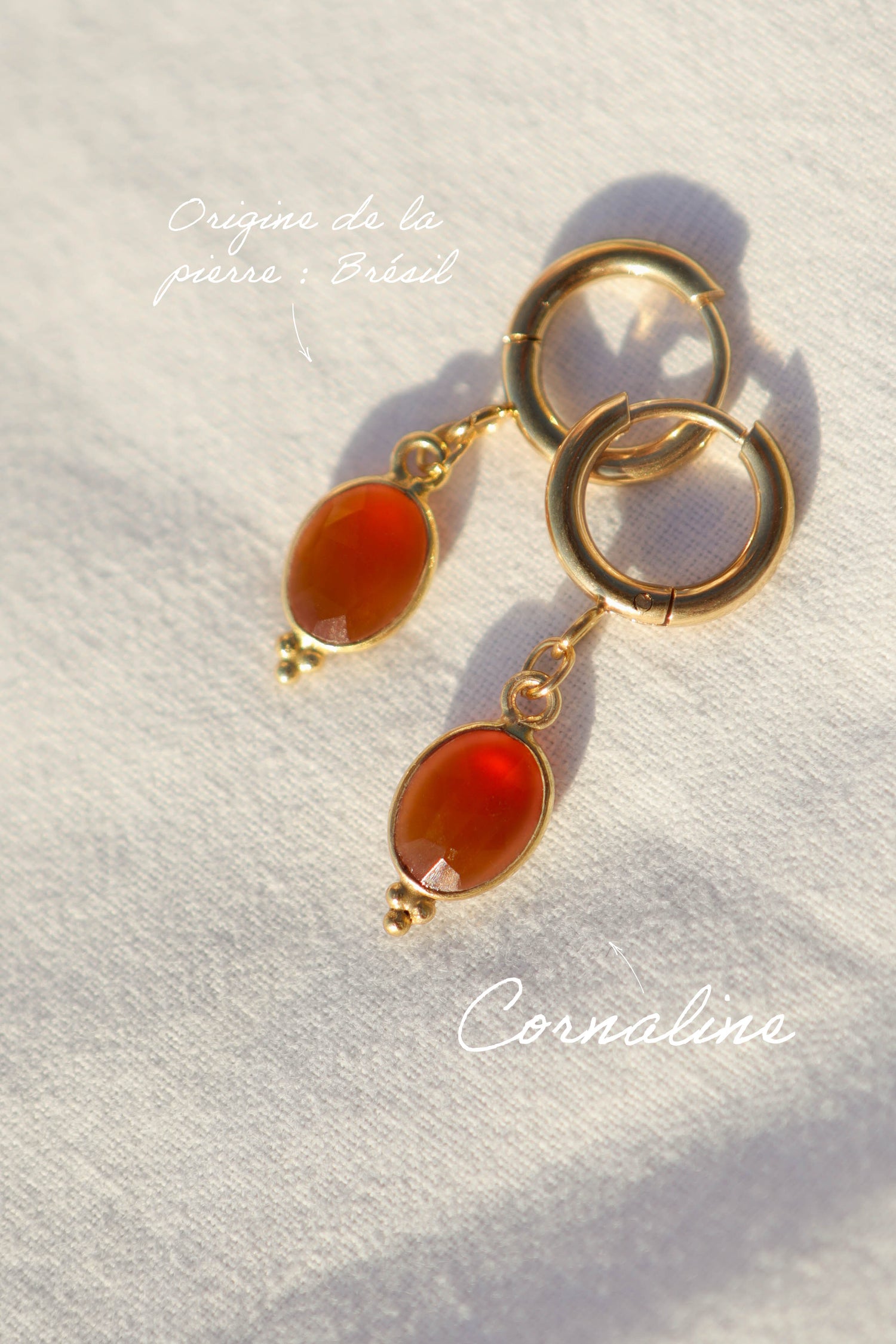 Boucles d’oreilles petites créoles avec pendentif goutte en pierre fine